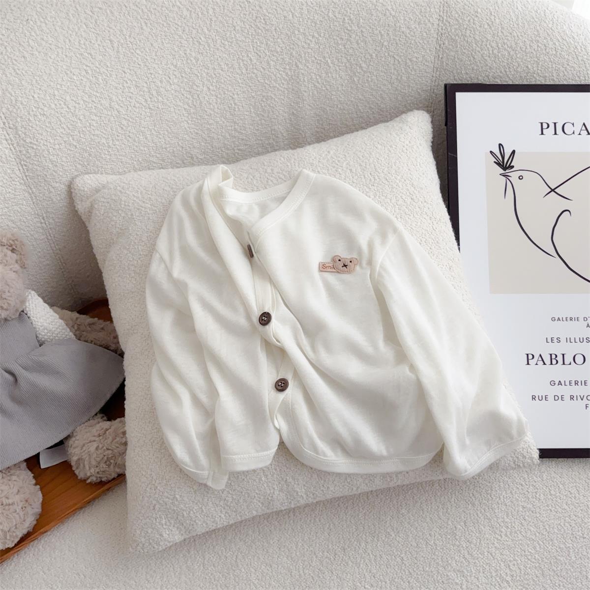 Traje pequeño de estilo occidental para bebés y niños pequeños 2025 verano nuevo estilo coreano bolso de pedo recién nacido ropa de protección solar traje de dos piezas