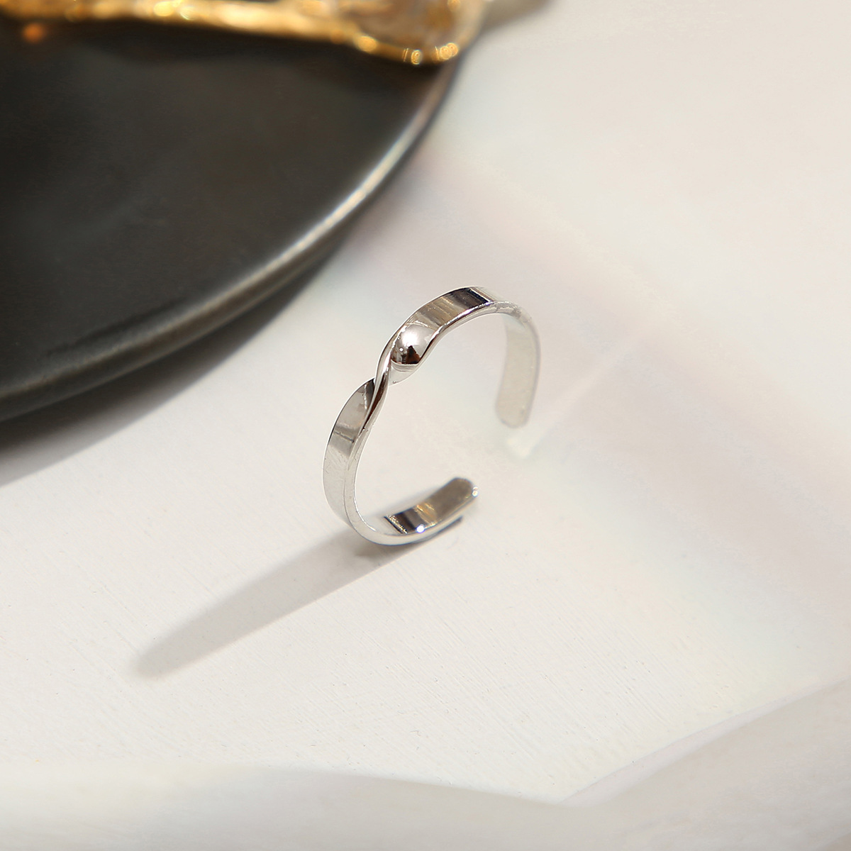 Irregular Twist Open Ring Minimalist Mobius Style Adjustable Ring_voghion.com