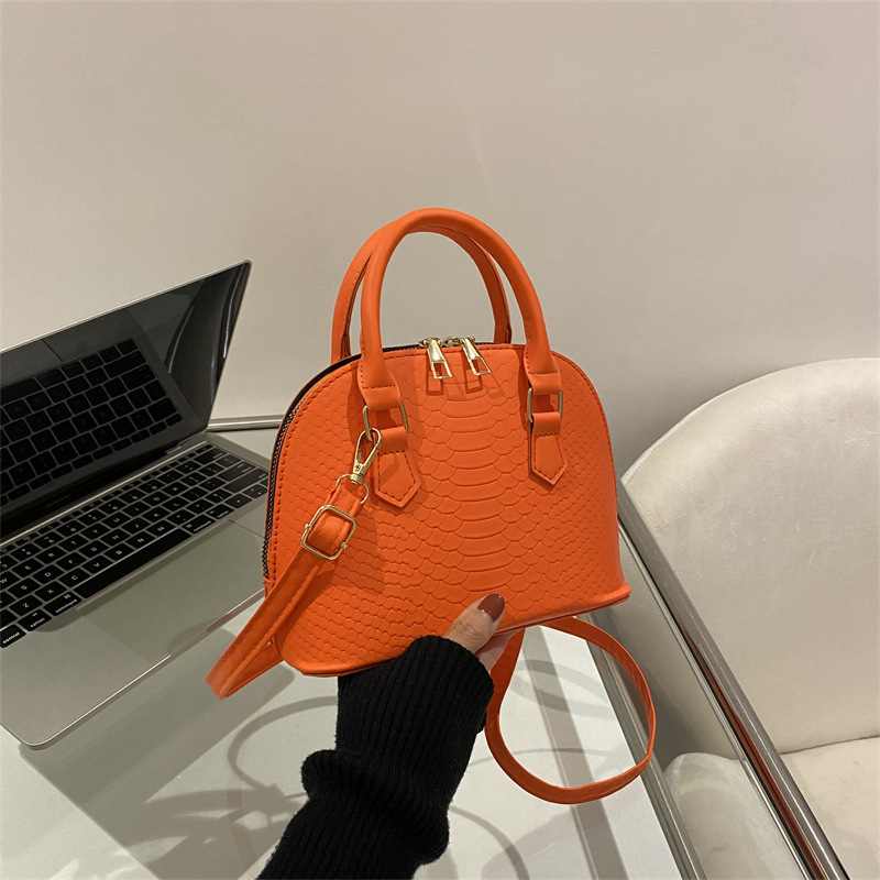 Red en línea 2022 otoño y invierno nuevo retro textura conchas bolsas de estilo extranjero de color sólido simple moda mochila de hombro