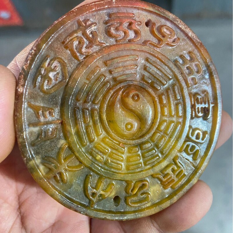 古い工芸品の山を卸売りします。|undefined