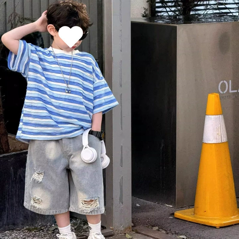 Xiaoyujia Детская одежда в корейском стиле, лето 2025, новый стиль, универсальный и стильный полосатый детский комплект из двух предметов с короткими рукавами для мальчиков