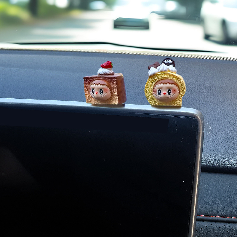 Pequeños adornos de coche dibujos animados muñeca linda creativa consola central de coche espejo retrovisor pantalla accesorios de coche