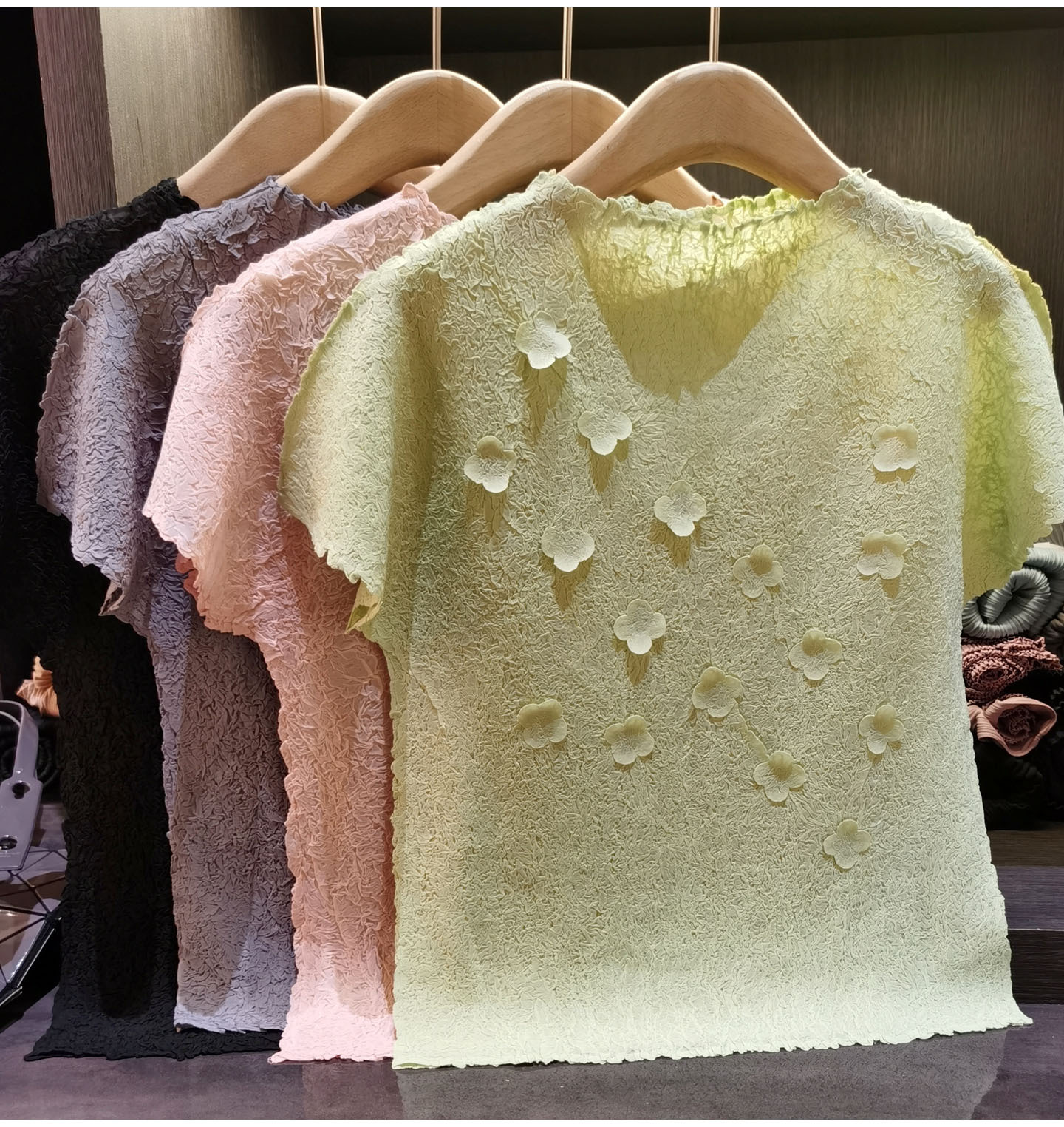 Áo thun nữ cổ cao tay ngắn xếp ly hoa tay thủ công, dáng suông thanh lịch — Xanh lá cây nhạtcolor, màu đen, màu sắc, màu hồng chi tiết 6