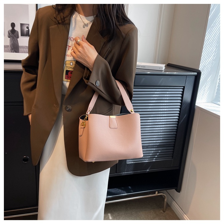 Women's Small Pu Leather Solid Color Basic Zipper Crossbody Bag Bucket Bag display picture 5