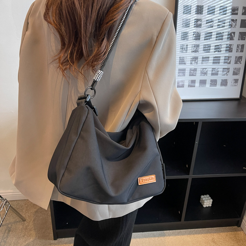 Large-capacity crossbody canvas bag for women 2023 new style, versatile and casual single-shoulder pillow bag for commuting to school on Instagram undefined