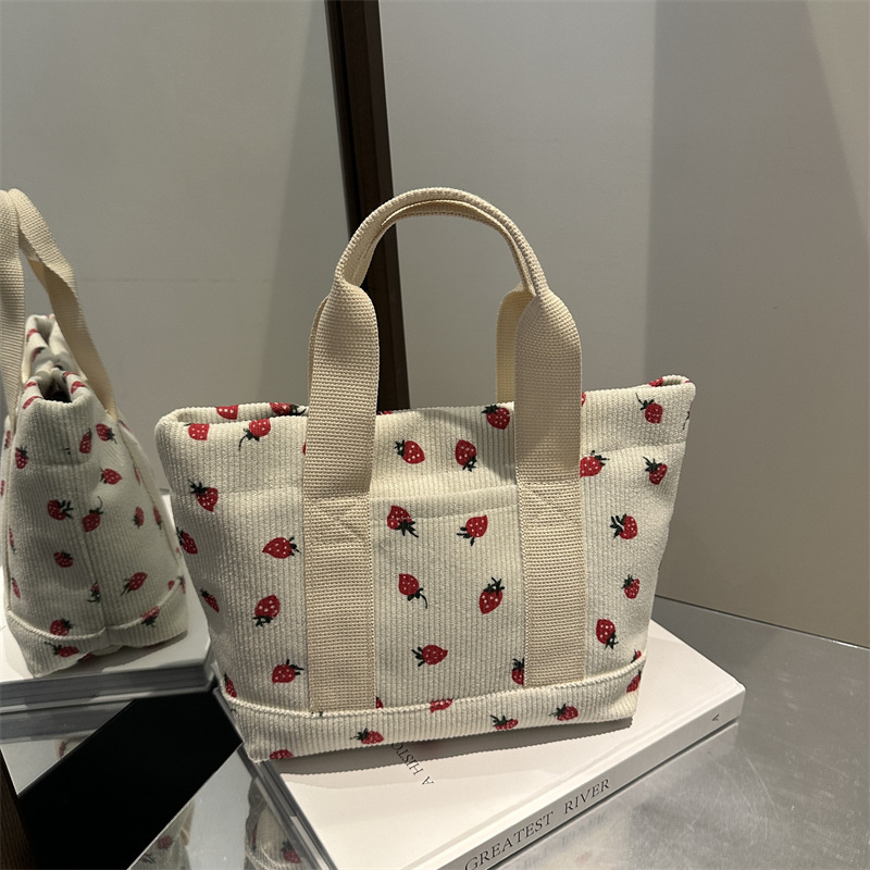 Japonés lindos bolsos de cordillera de fresa mujeres 2024 nueva moda versátil bolsos de almuerzo de mamá bolsos pequeños