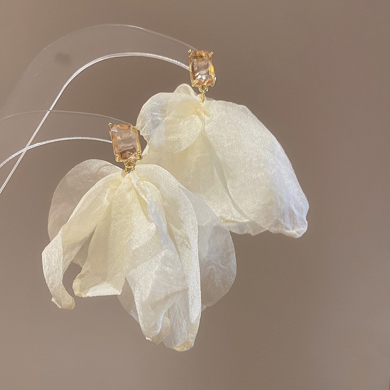 Pendientes de borla de flores de tela de aguja de plata Pendientes de estilo de vacaciones junto al mar