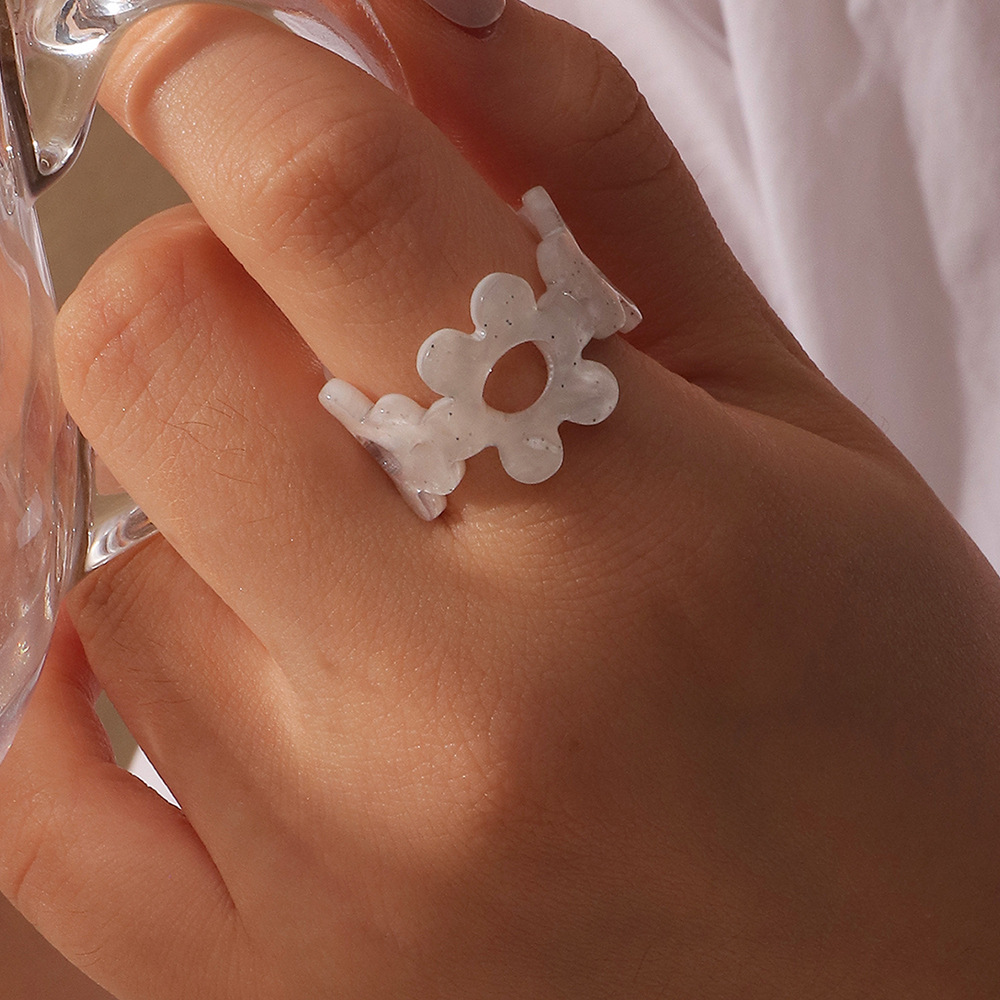 Simple Hollow Candy Color Flower Acrylic Ring Wholesale Nihaojewelry display picture 12