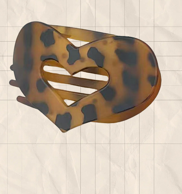 하트 모양의 반투명 노란색 표범 무늬