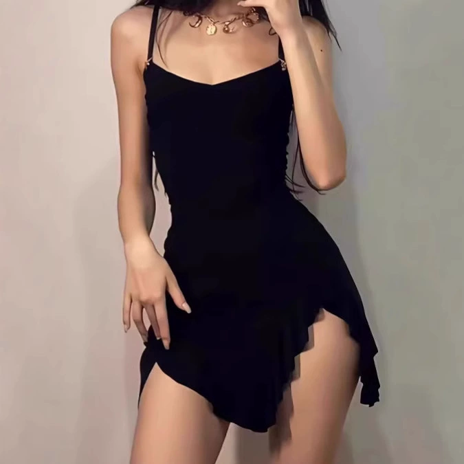 Европейское и американское трансграничное модное темпераментное сексуальное женское однотонное простое короткое платье на подтяжках с разрезом нерегулярной формы