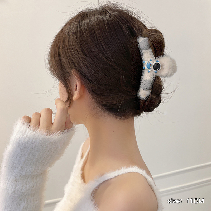 2025 nuevo clip de peluche lindo temperamento peludo detrás de la cabeza de cabello de alto nivel sensación de tiburón clip grande mujer