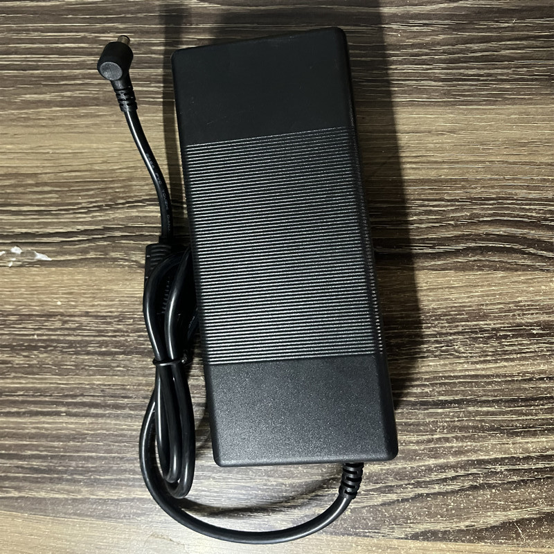 12V15A电源适配器10A12A12.5A13A监控LED灯带立 人功放机箱CD影机