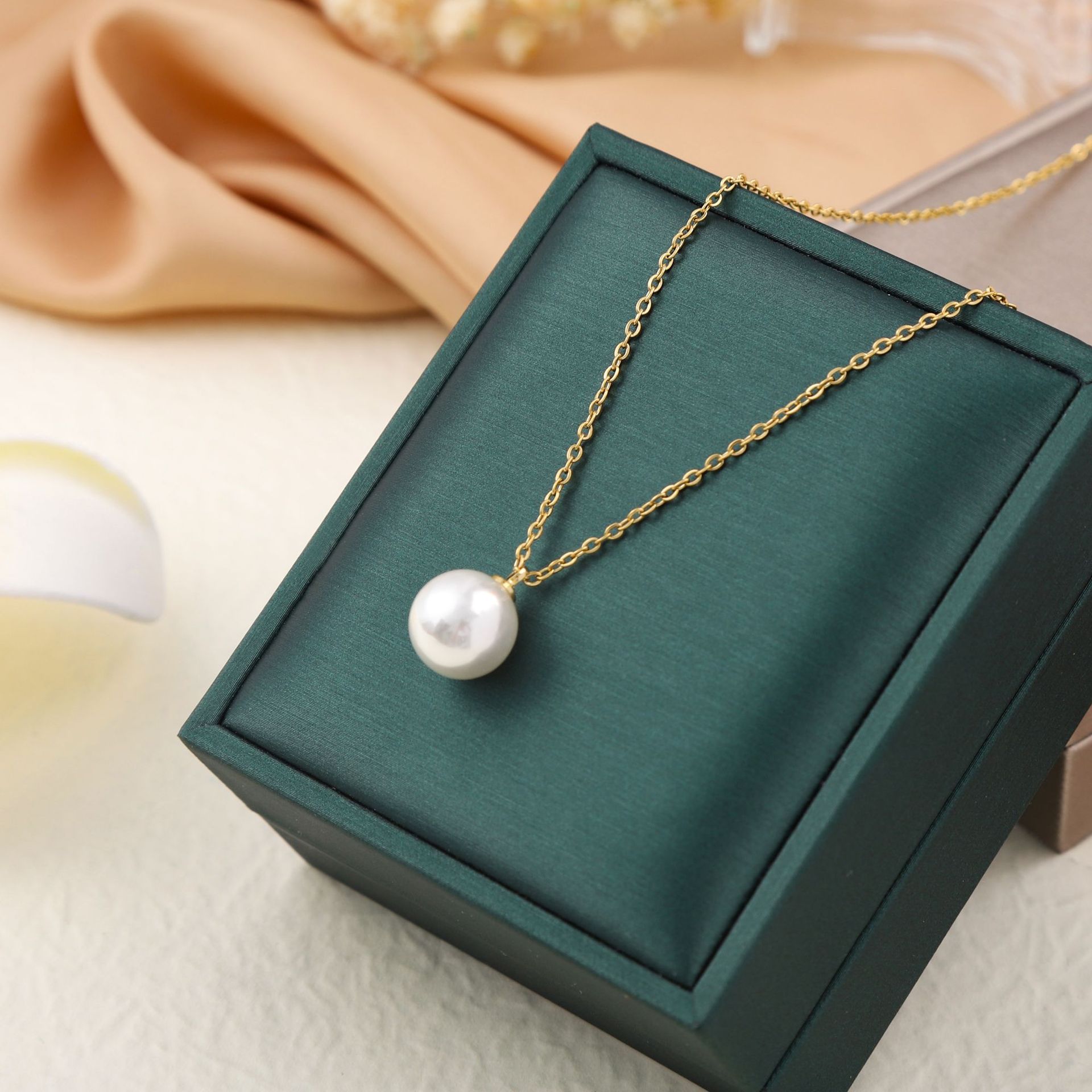 Collar de acero de titanio para mujeres simple y versátil estilo ligero de lujo nicho diseño de alta calidad no decoloración joyería de cadena de clavícula al por mayor