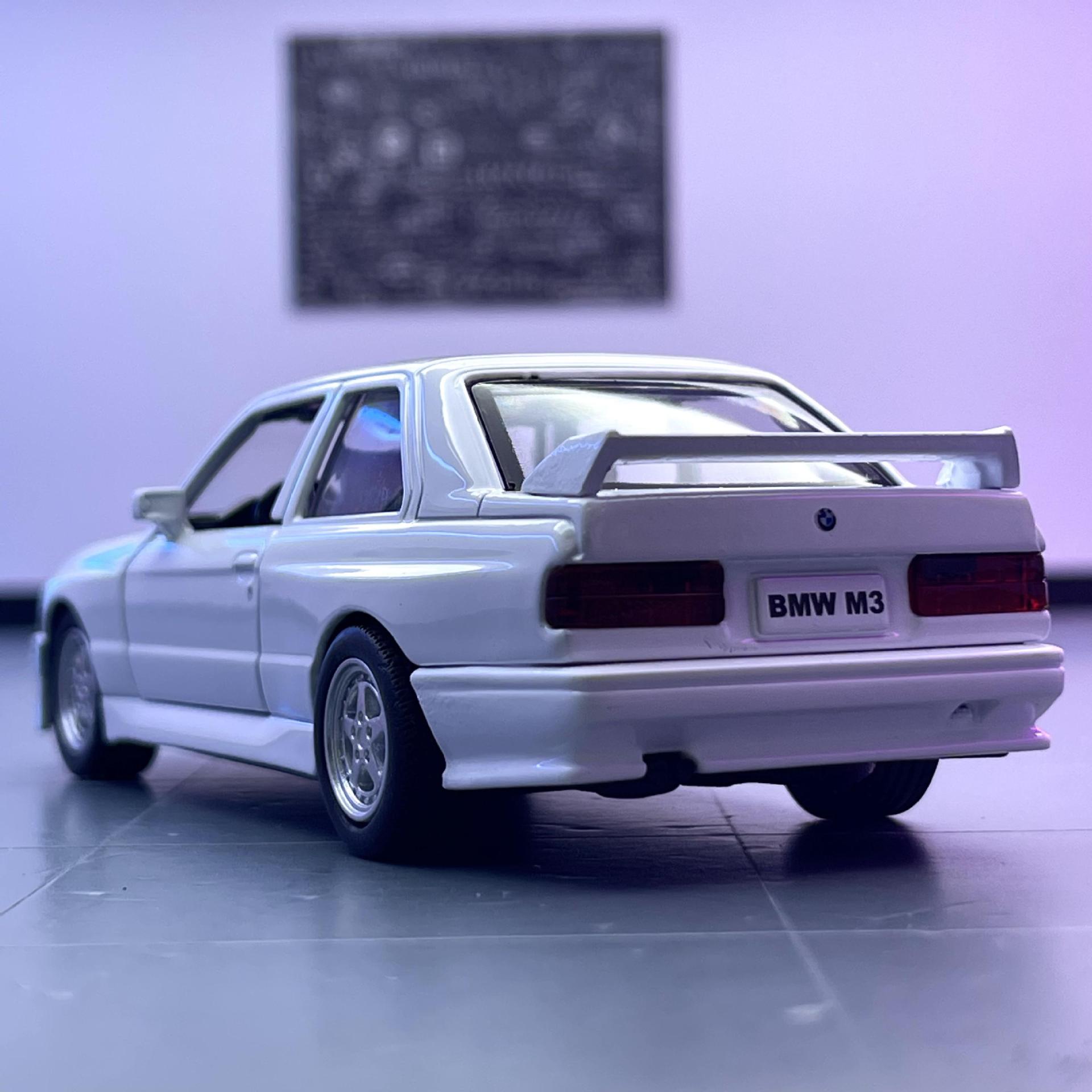 Marco de aleación 1:36 BMW M31987 Retro Coche deportivo modelo Tire hacia atrás Luz Silenciosa modelo de coche de juguete adornos