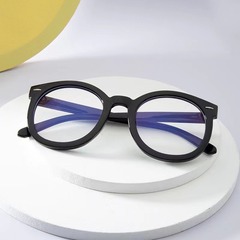 Large-frame, round black arrow-shaped anti-blue-light eyeglass frames—unisex design, perfect for natural-look street photography and myopia glasses.