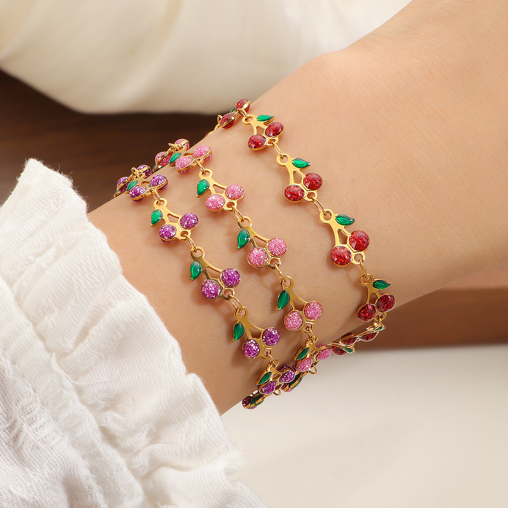 Explosiva transfronteriza ins casual estilo ligero y elegante pequeño estilo fresco fruta cereza pulsera 18k oro titanio acero dulce pulsera mujer