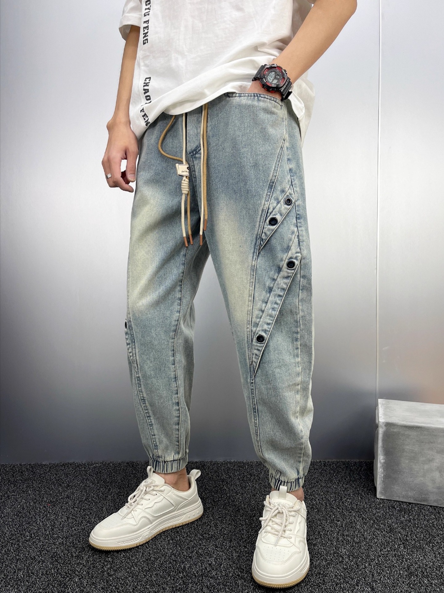 Men's Slim Fit Distressed Denim Jeans With Patchwork And Cuffs_voghion.com