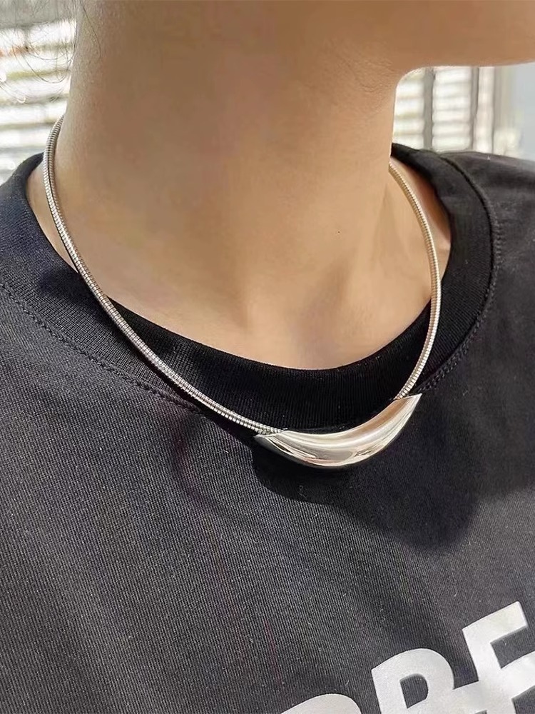 실버-금속 폴라 팔꿈치 칼라