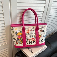 小熊涂鸦水桶包女2025秋季新款单肩斜挎包大容量手提购物袋女包包
