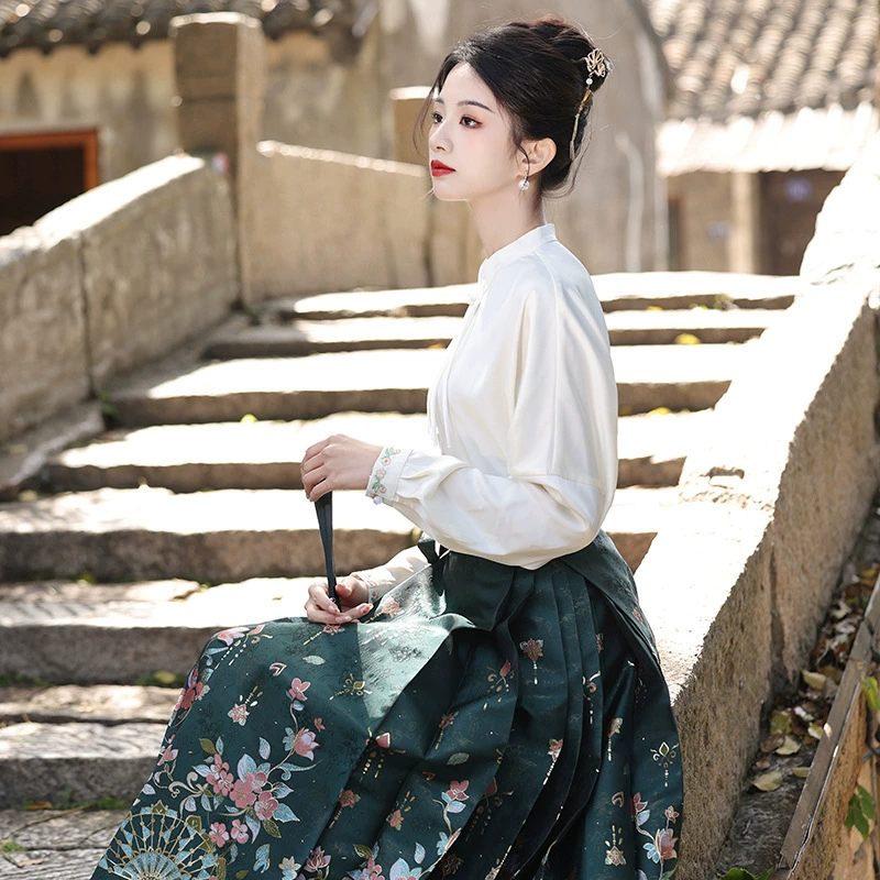 Новинка 2025: Комплект женской осенней одежды в стиле Ханьфу с тяжелой вышивкой, золотой тканью и юбкой «лошадиная мордочка» в стиле Мин, с веером