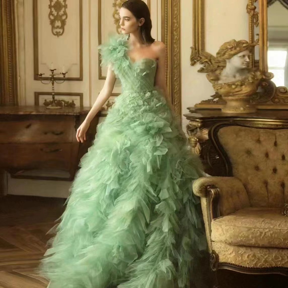 Nuevo anfitrión de un solo hombro verde vestido solo mallas temperamento vestido de cena vestido de reunión anual de la empresa