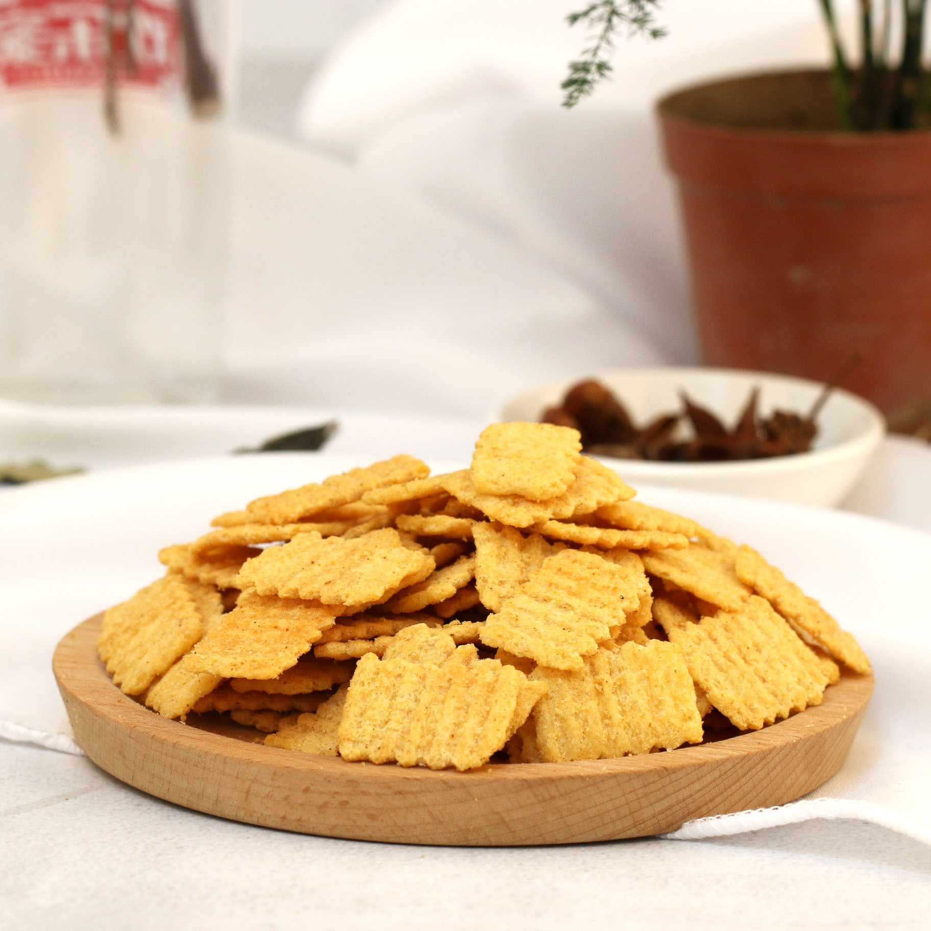 Direct supply from the manufacturer leisure snacks bulk food spicy dog teeth pot rice crackers office internet cafe KTV restaurant 5 pounds of snacks