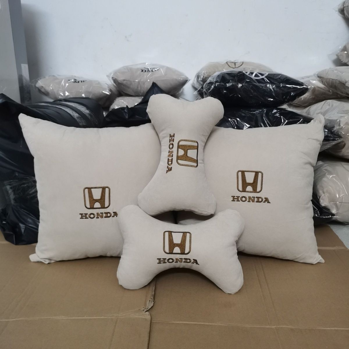 汽车车载座椅腰靠护腰头枕商务车用礼品车标四件套车用靠枕护颈枕