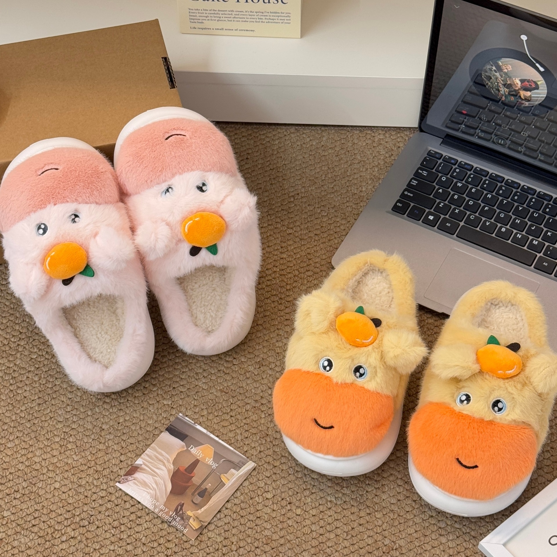 Nuevas zapatillas de algodón de caricatura de agua dulce otoño y invierno antideslizante calentamiento de veludo grueso para usar zapatillas de algodón fuera del hogar para mujeres