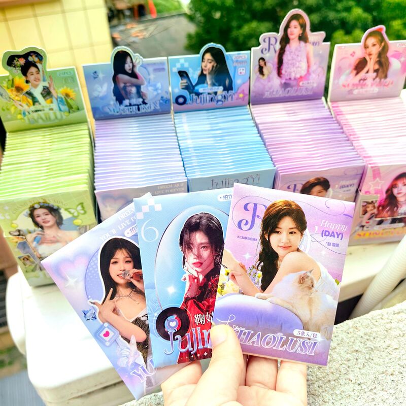 In-service entertainment star, the little card of the raccoon blindly smoked the white deer, Zhao Rusi, and Song Yuqi. Five signed photos around the neighborhood are not repeated.