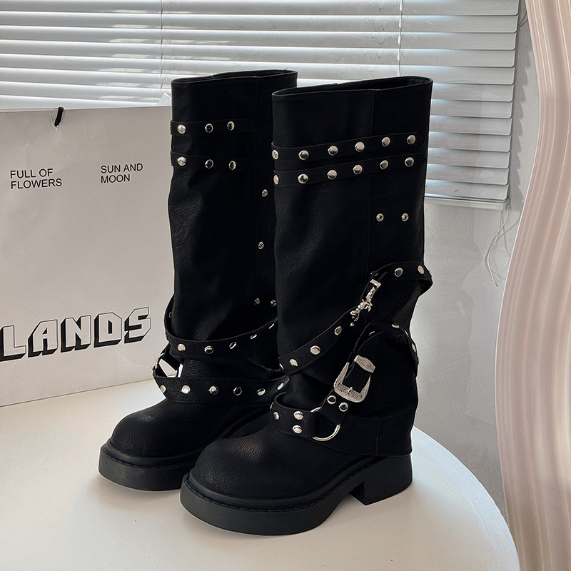 リベットの黒い高筒のズボンの靴の女性の2024年の新型の丸い頭の小さい大衆の設計感の厚い底の長靴の騎士の靴