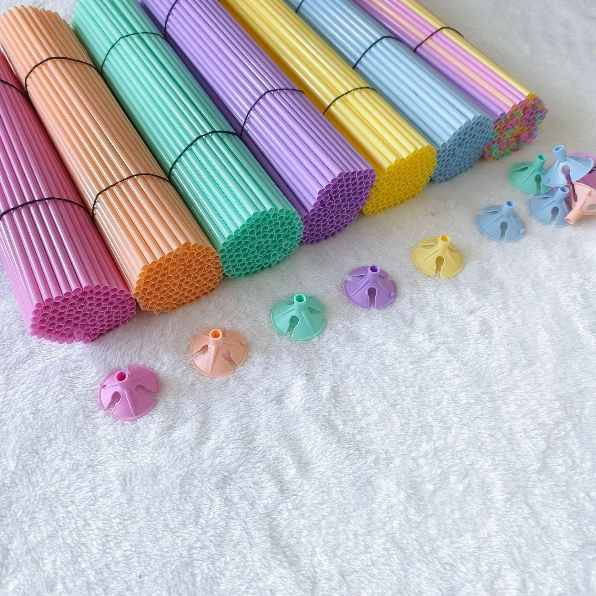 Fábrica al por mayor engrosada globo varilla soporte accesorios de plástico alargado engrosado globo varilla macaron color boda diseño