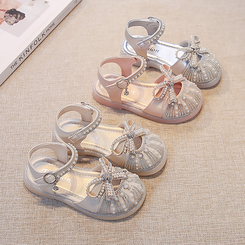 Sandálias de niñas verano 2026 nuevos zapatos de cristal para niños Feng Shui romanos zapatos de diamante para niñas zapatos de suela suave