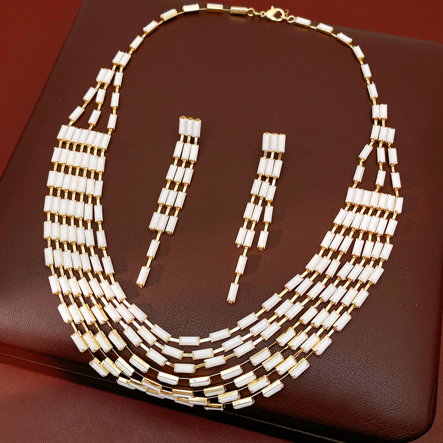 Resina rectangular de estilo europeo y americano empalmado collar de pendientes multicapa cadena de clavícula de moda lujo ligero conjunto de joyas de alta calidad