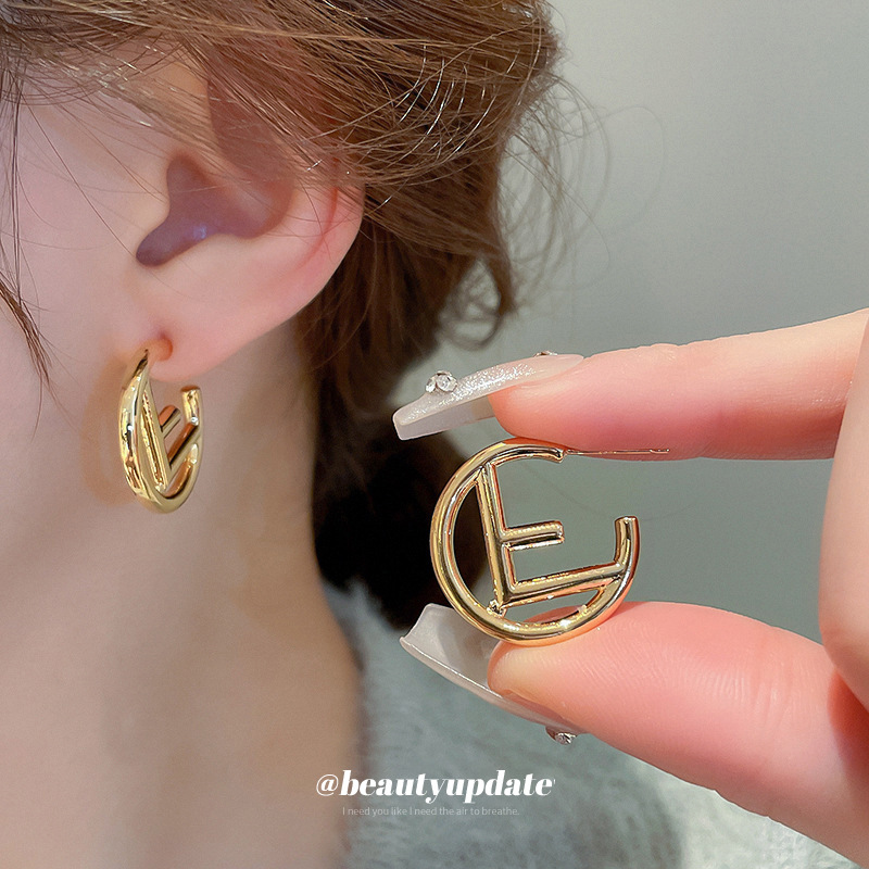 Aguja de plata carta hueco pendientes en forma de C diseño personalizado estilo metal pendientes nicho luz lujo de alto grado pendientes al por mayor