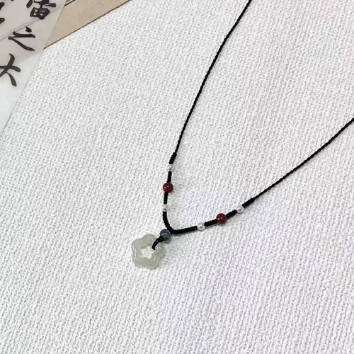 Chinese-style small plum blossom jade bead necklace embellished with small pearls, minimalist design, fresh and light, versatile, ancient style accessories
