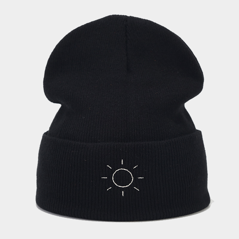 El otoño y el invierno nuevo sol simple bordado moda rizador pelo sombrero hombres y mujeres personalidad de la calle simple lana sombrero de punto