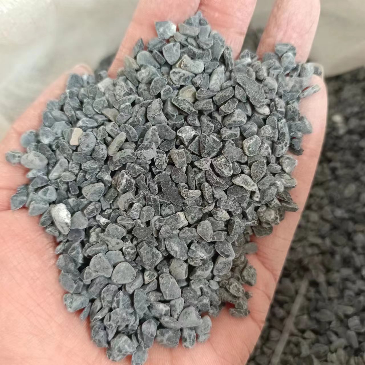 黑色石子庭院地铺造景黑色鹅卵石园林草坪铺路点缀装饰天然黑砾石