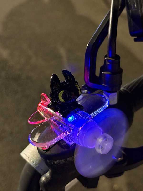 歯のない少年電気自動車オートバイ装飾風力発電小型航空機風力発光ライト車の装飾品車の漫画|undefined