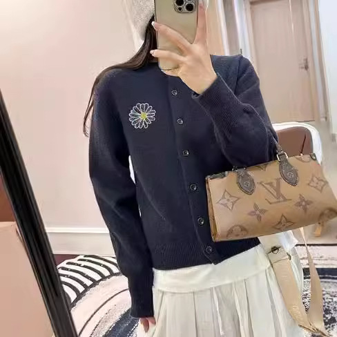 Autumn and Winter New Arrival Korean Style Fashionable Knitted Sweater Cardigan Women's Short Chrysanthemum Embroidered High-grade Soft Waxy Sweater Jacket Autumn and Winter New Arrival Korean Style Fashionable Knitted Sweater Cardigan Women's Short Chrysanthemum Embroidered High-grade Soft Waxy Sweater Jacket
