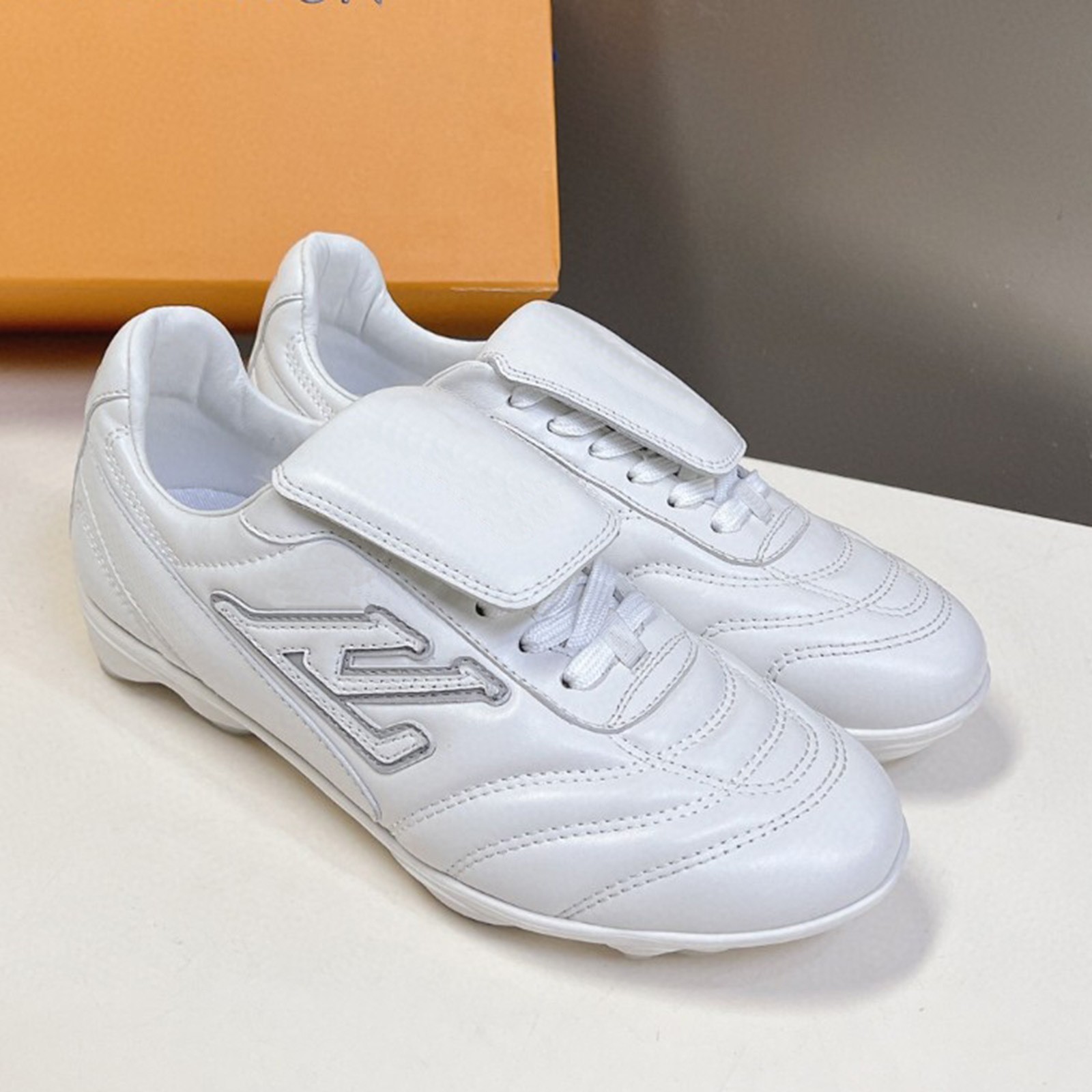 Leather Casual Football Shoes with Laces, Palm-Pattern Sole and Flip Cover, Footprint | Wear Resistant