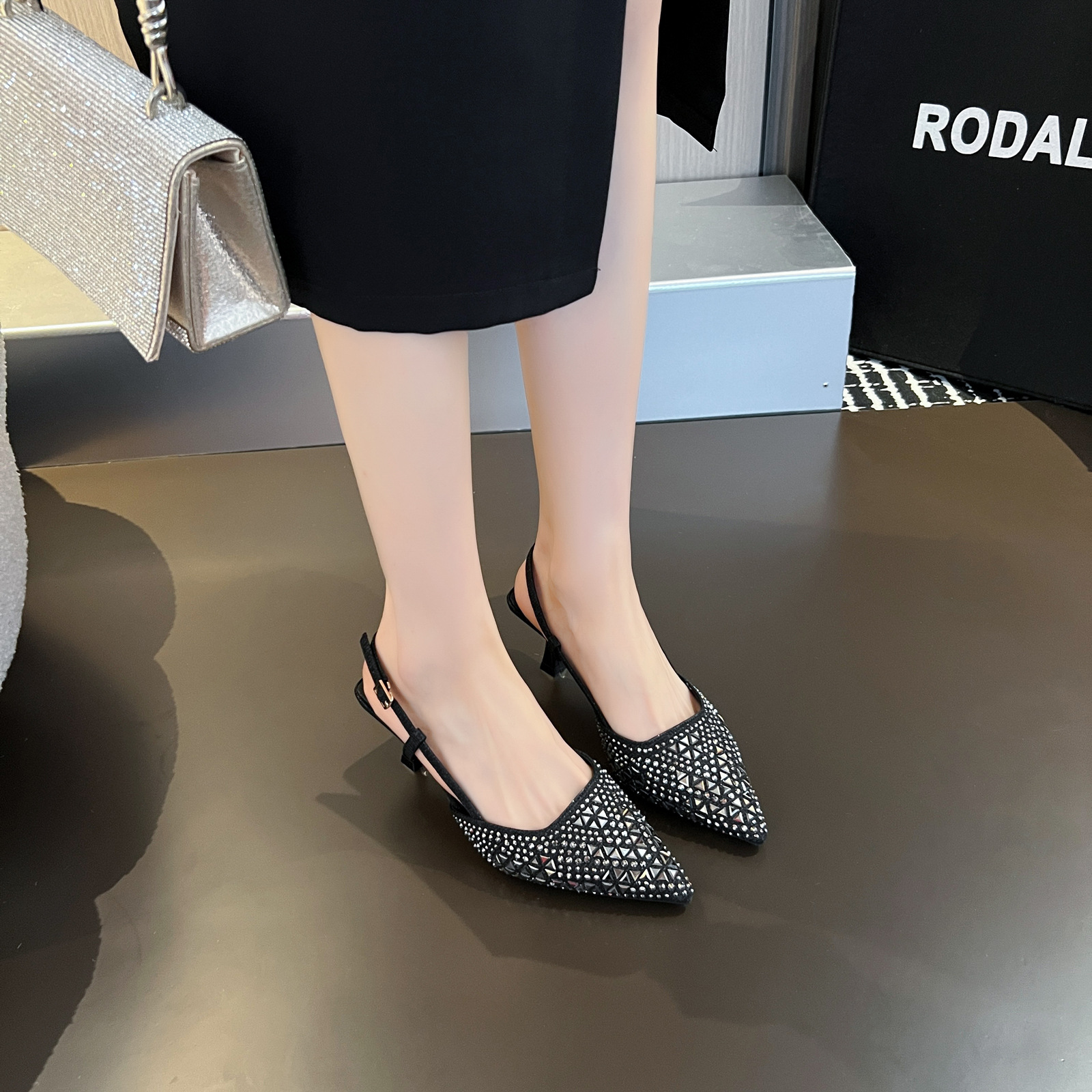 Sandalias de tacón alto francesas para mujeres 2024 nueva cabeza afilada hada Feng Shui tacones delgados con un temperamento de tacones altos image 4