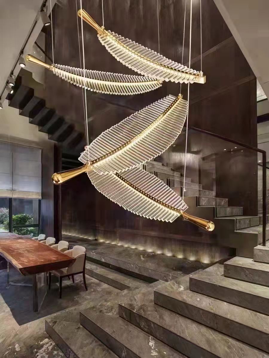 Departamento de ventas de hojas duplicadas lujosas escaleras creativas ingeniería de lámparas de arte nórdico lámpara de plumas ligeras hotel villa
