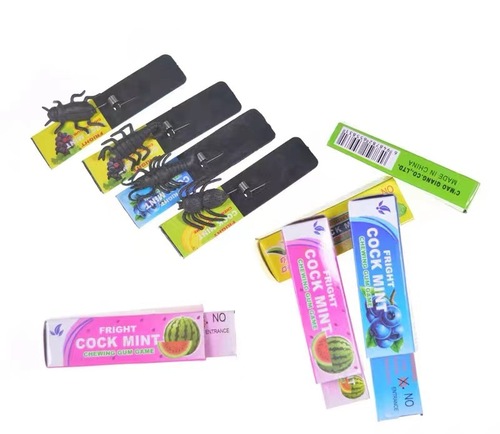 Cockroach chewing gum scares everyone. April Fool's Day prank. Funny. Hot sale. School peripherals. Scary hot sale.