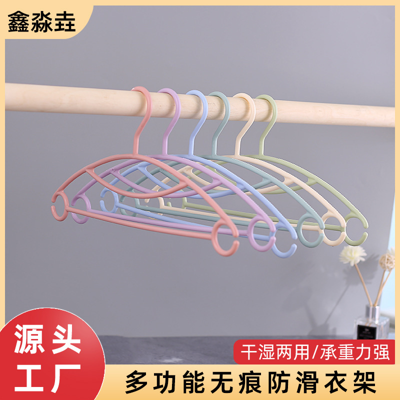 가정용 플라스틱 옷걸이 도매 두꺼운 저항하는 원활한 건조 랙 야외 의류 매장 유니버설 디스플레이 의류 교수형 재고