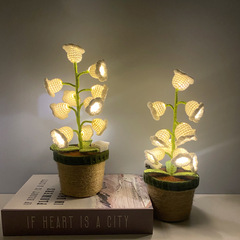 すずらんの花の小夜灯の鉢植えの手編みの完成品の毛糸はデスクトップの小さい置物のアイデアのクリスマスの贈り物を編みます。
