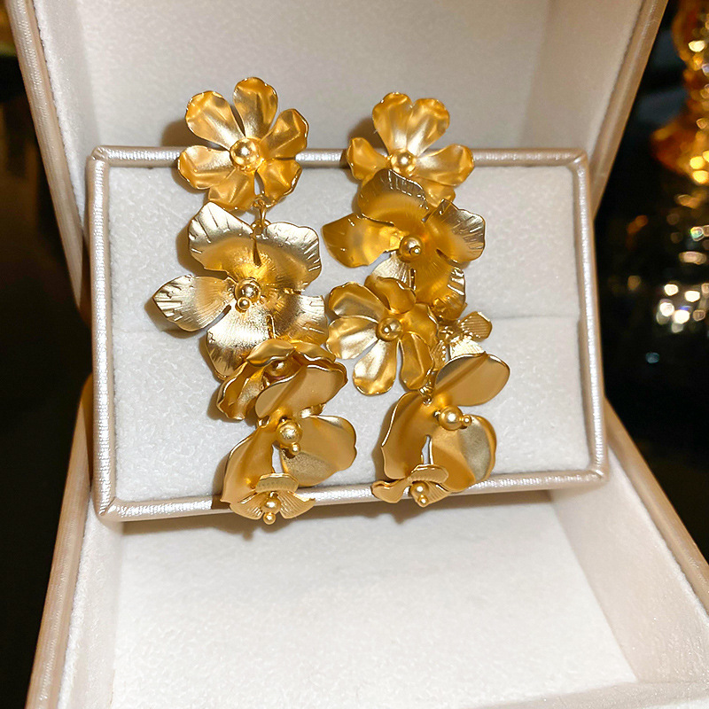 Pendientes de borla de flor de metal con aguja de plata Pendientes de temperamento de moda Pendientes exagerados de nicho europeo y americano