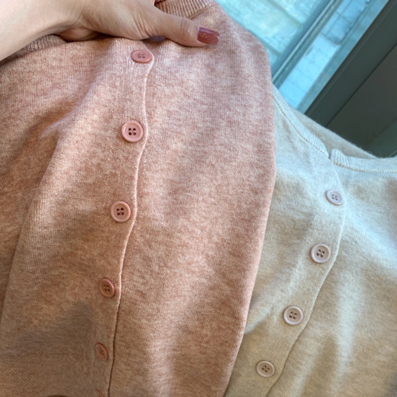 乳系の優しいショートニットのカーディガン女性の春秋気質の中にセーターのコートを着て、年齢を減らします。