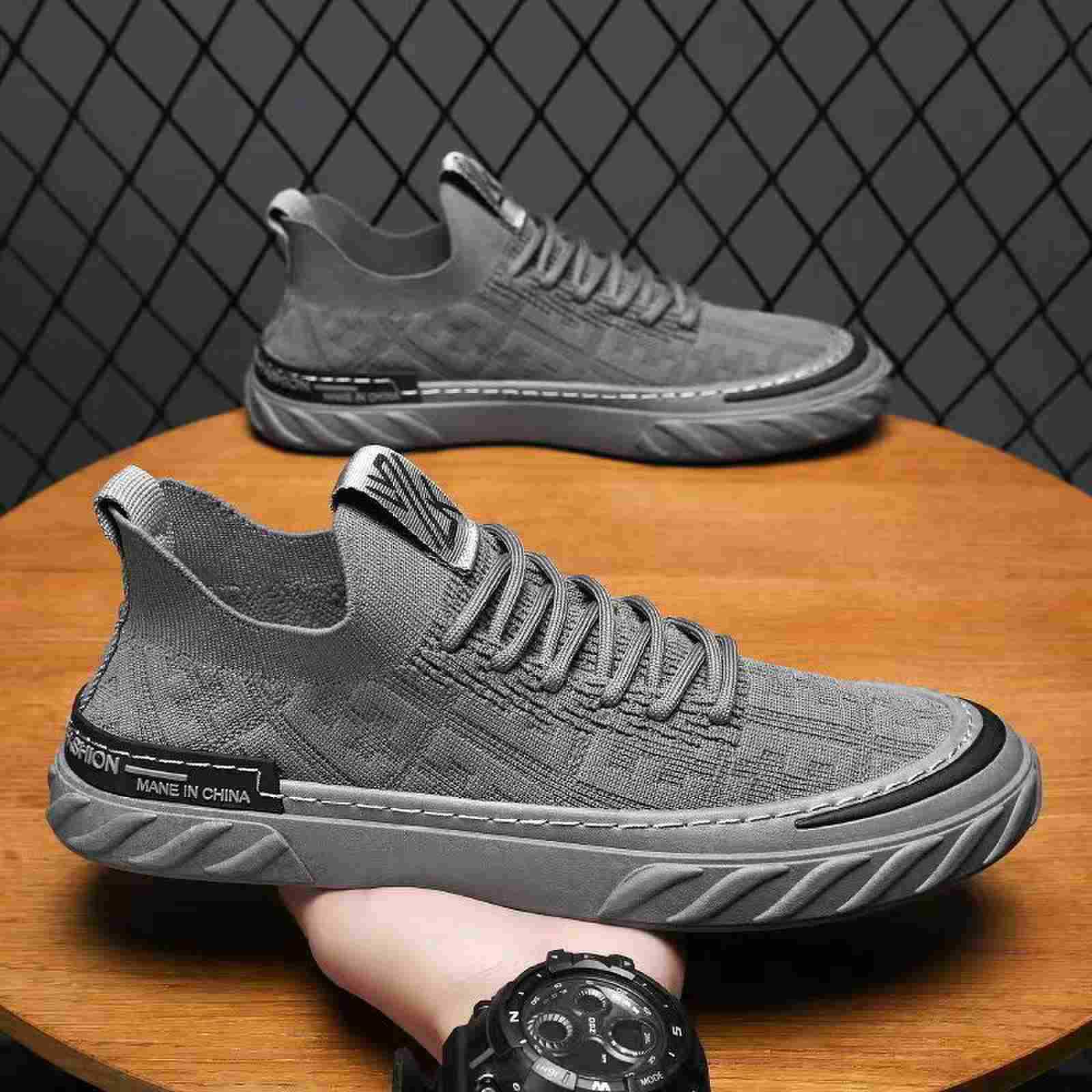 Nuevos zapatos de hombre de tela volante, zapatos de un solo pedazo de malla transpirables coreanos simples y cómodos zapatos de hombre al por mayor