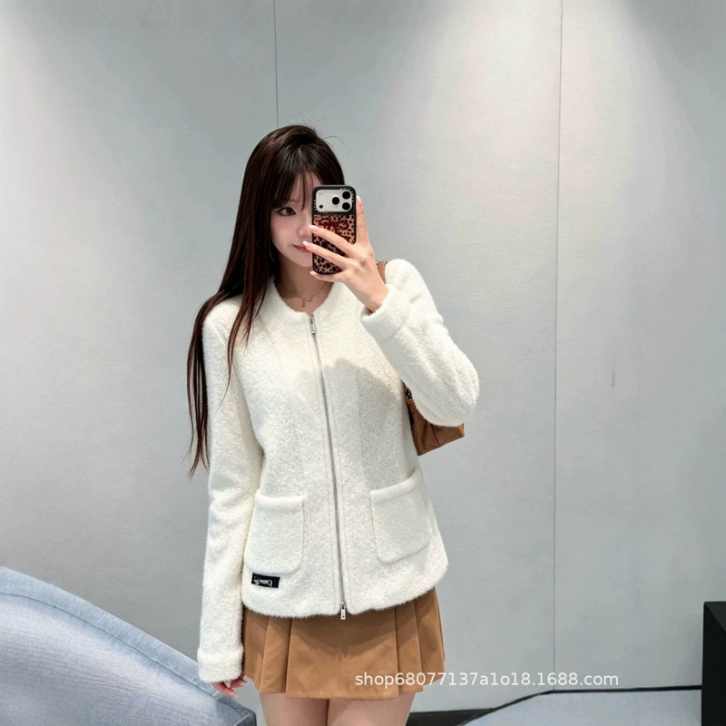 26 new wool zip-up short coat in cream beige, soft and fluffy, with a youthful and elegant vibe, featuring pockets and plush cardigan style 26 new wool zip-up short coat in cream beige, soft and fluffy, with a youthful and elegant vibe, featuring pockets and plush cardigan style