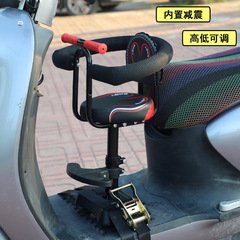 電動車の前の席の自転車のオートバイの子供は椅子の電気自動車の子供の席の赤ちゃんの椅子に座ります。